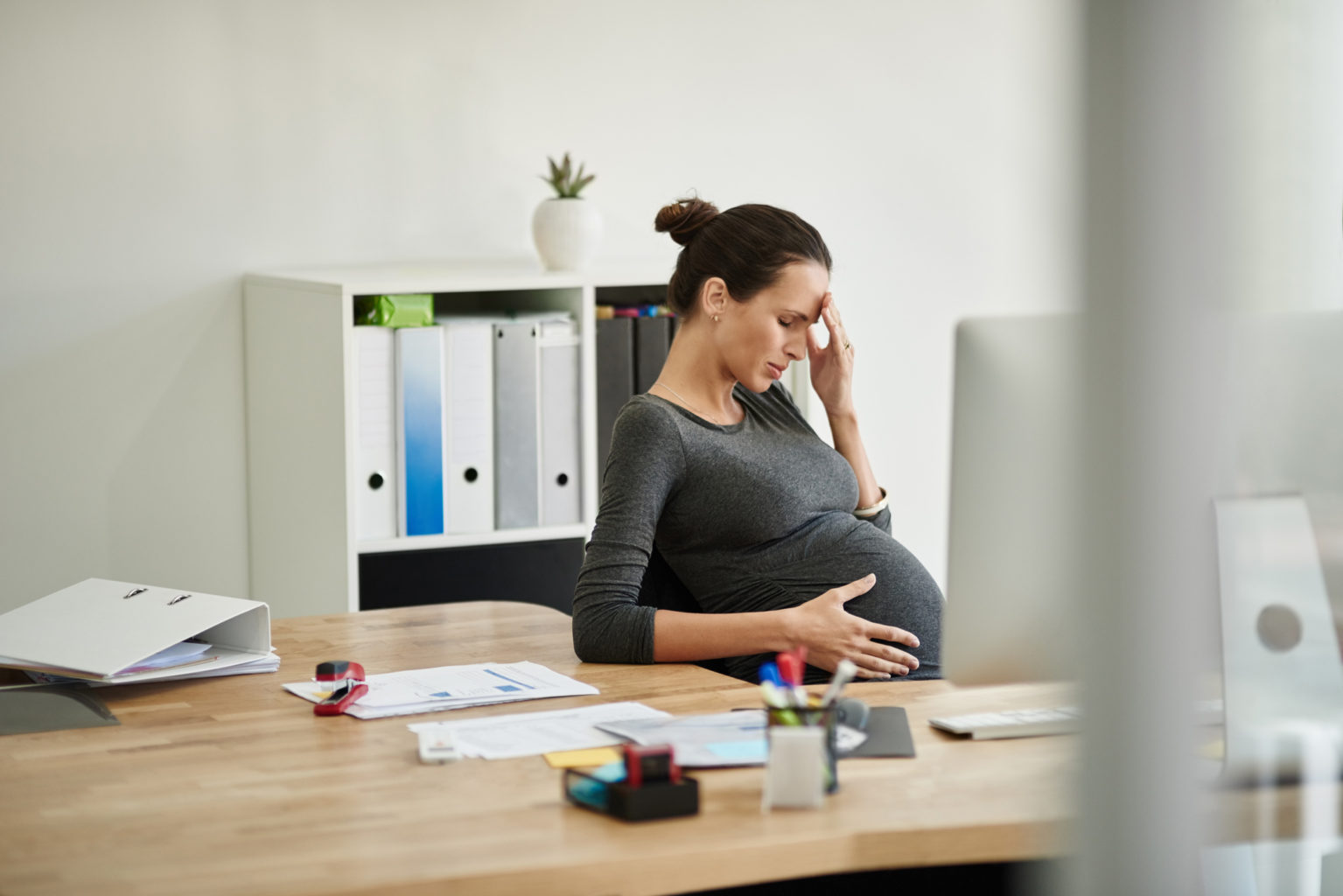 Право устала. Беременные на работе. Беременные за компьютером. Женщин беременных за компьютером.